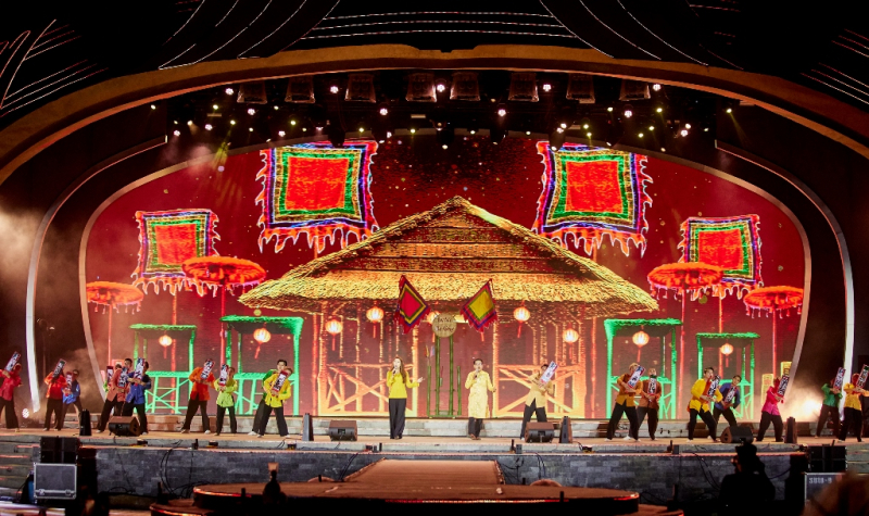 Đà Nẵng: Pháo hoa rực rỡ trên bầu trời đêm đại nhạc hội “Take me to the Sun” - Lễ hội tận hưởng mừa hè Đà Nẵng 2022 -1