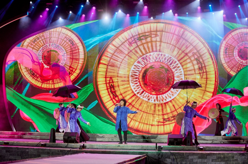 Đà Nẵng: Pháo hoa rực rỡ trên bầu trời đêm đại nhạc hội “Take me to the Sun” - Lễ hội tận hưởng mừa hè Đà Nẵng 2022 -2