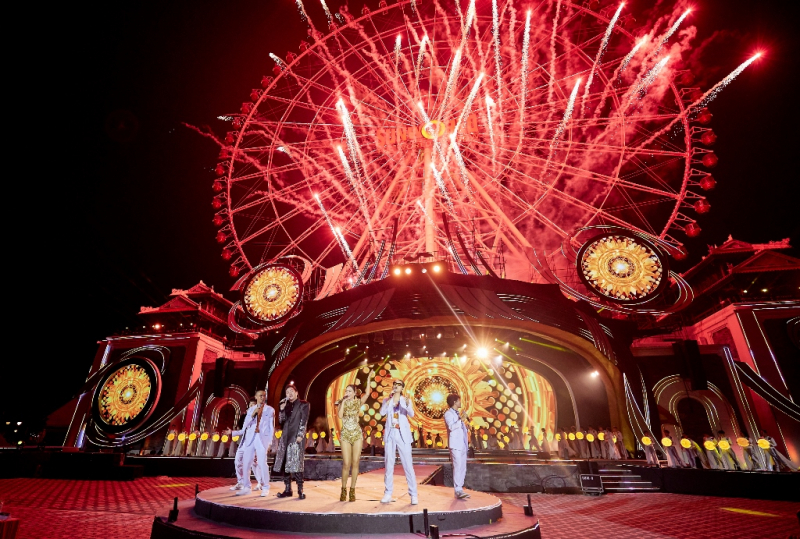 Đà Nẵng: Pháo hoa rực rỡ trên bầu trời đêm đại nhạc hội “Take me to the Sun” - Lễ hội tận hưởng mừa hè Đà Nẵng 2022 -3