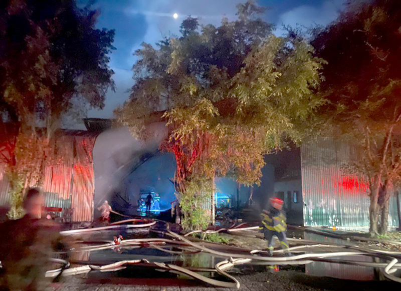 Huy động hàng chục CBCS chữa cháy cùng xe chuyên dụng chữa cháy nhà xưởng trong đêm -0