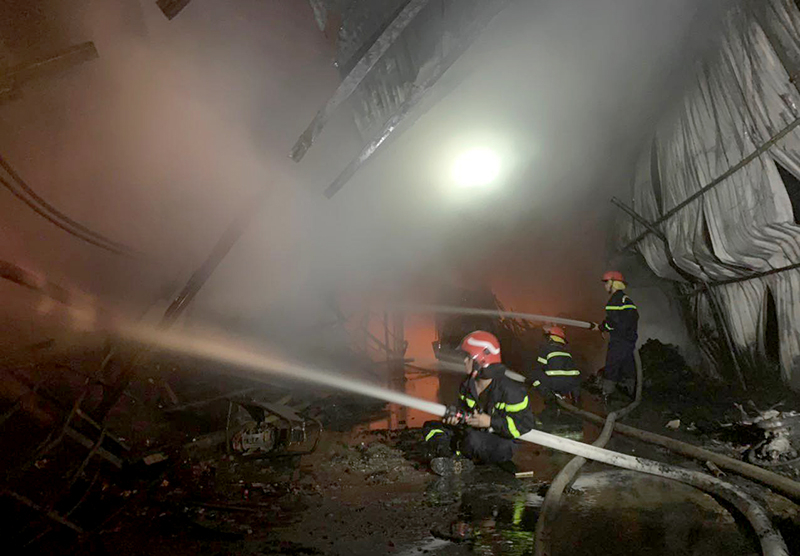 Huy động hàng chục CBCS chữa cháy cùng xe chuyên dụng chữa cháy nhà xưởng trong đêm -0