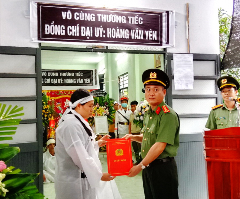 Trao quyết định thăng cấp bậc hàm và hỗ trợ cho gia đình Đại úy Hoàng Văn Yên -0