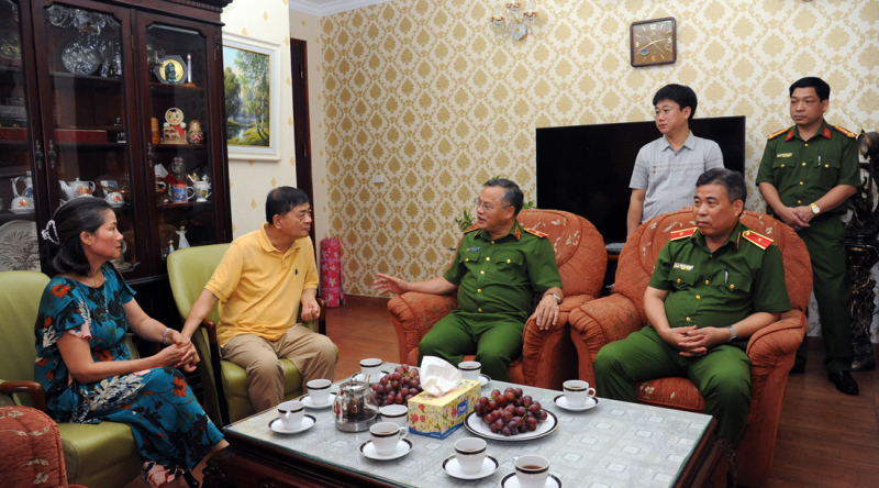 Thứ trưởng Nguyễn Văn Long thăm các gia đình cố lãnh đạo Bộ Công an -0