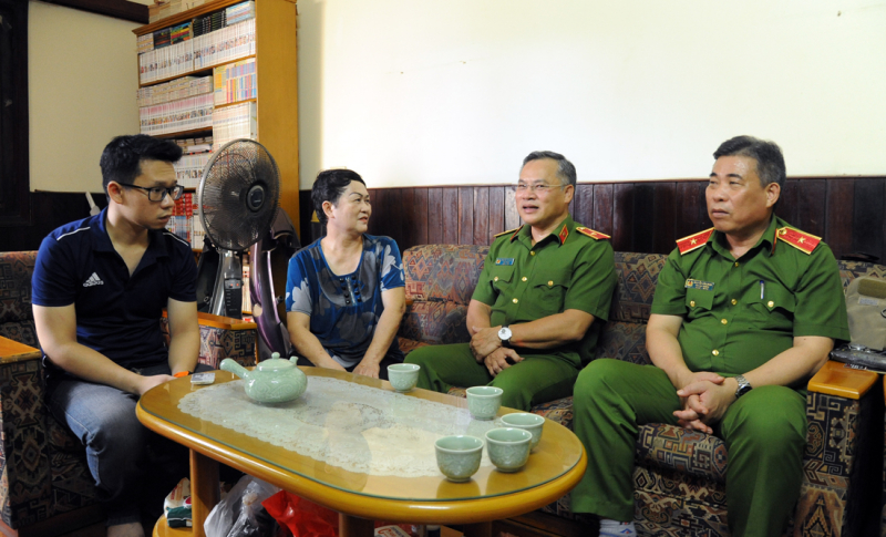 Thứ trưởng Nguyễn Văn Long thăm các gia đình cố lãnh đạo Bộ Công an -0