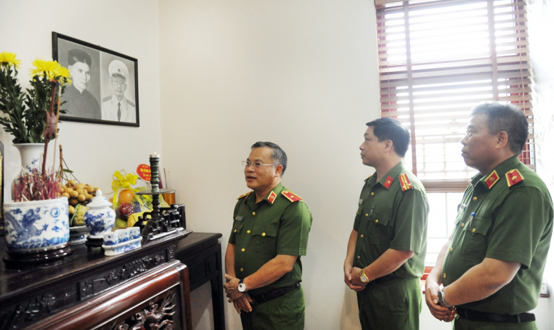 Thứ trưởng Nguyễn Văn Long thăm các gia đình cố lãnh đạo Bộ Công an -0