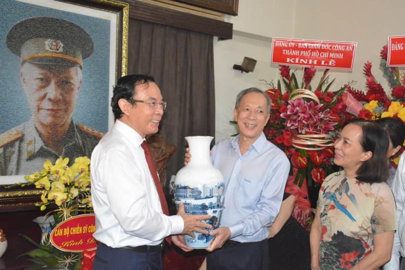 Lãnh đạo Bộ Công an, Thành ủy TP Hồ Chí Minh dâng hương tưởng niệm Đại tướng Mai Chí Thọ -0