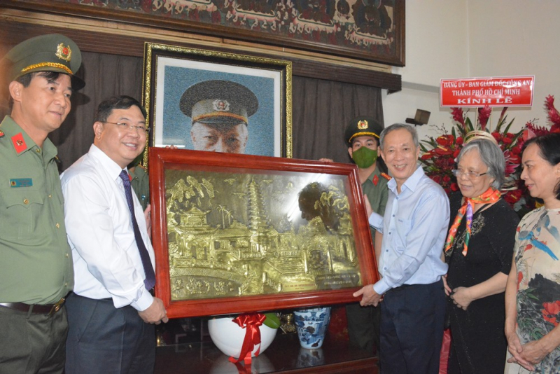 Lãnh đạo Bộ Công an, Thành ủy TP Hồ Chí Minh dâng hương tưởng niệm Đại tướng Mai Chí Thọ -1