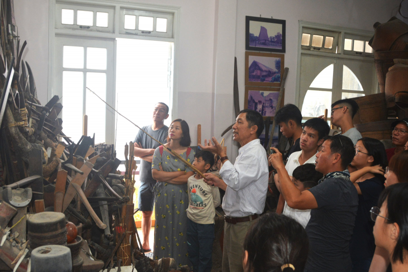 Người nặng lòng với cổ vật của các dân tộc Tây Nguyên -0