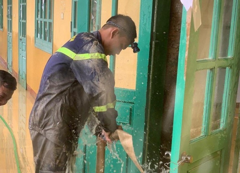 Minister of Public Security commends firefighter for saving more than 100 students -0