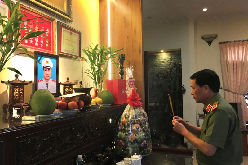 Thứ trưởng Lê Quốc Hùng thăm các gia đình cố lãnh đạo Bộ Công an -0