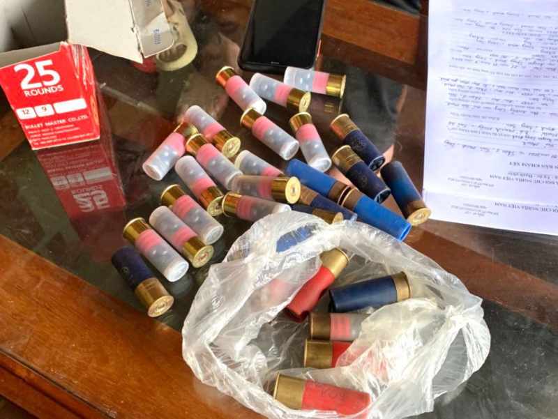 Kẻ tàng trữ ma túy giấu súng trong phòng khách -1