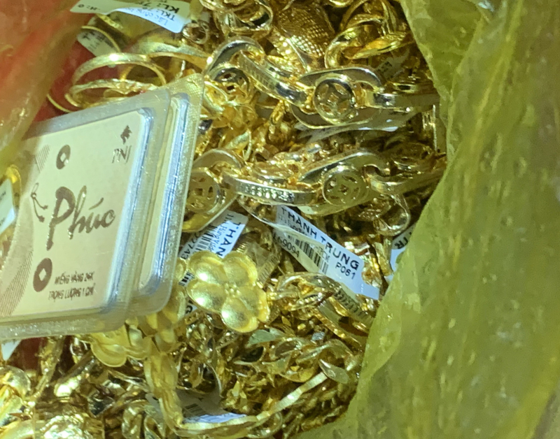 Tiêu thụ vàng trộm cắp, nữ chủ tiệm vàng bị bắt -2