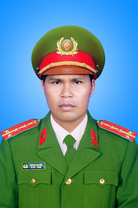 Truy tặng Huân chương Bảo vệ Tổ quốc hạng Ba cho Đại úy Hoàng Văn Yên -0