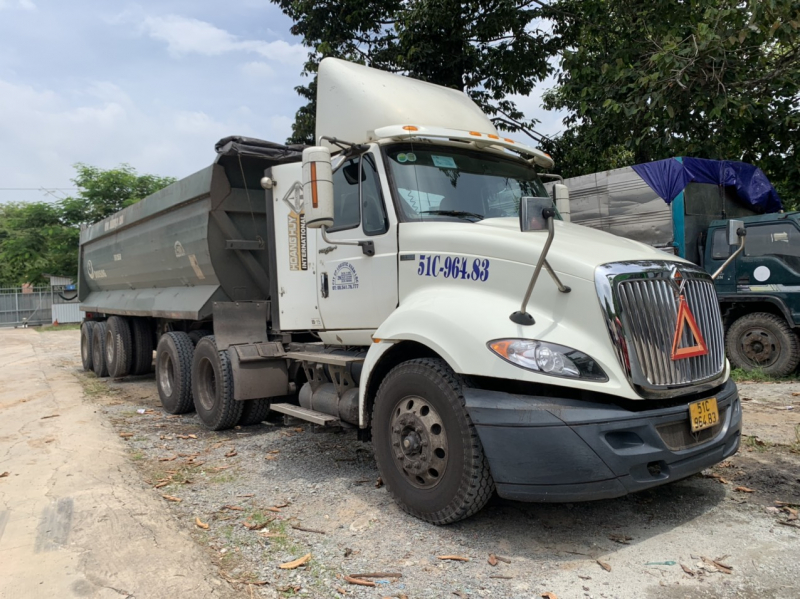 CSGT Bình Dương buộc nhiều xe ben cắt tại chỗ phần thùng xe tự cơi nới -0