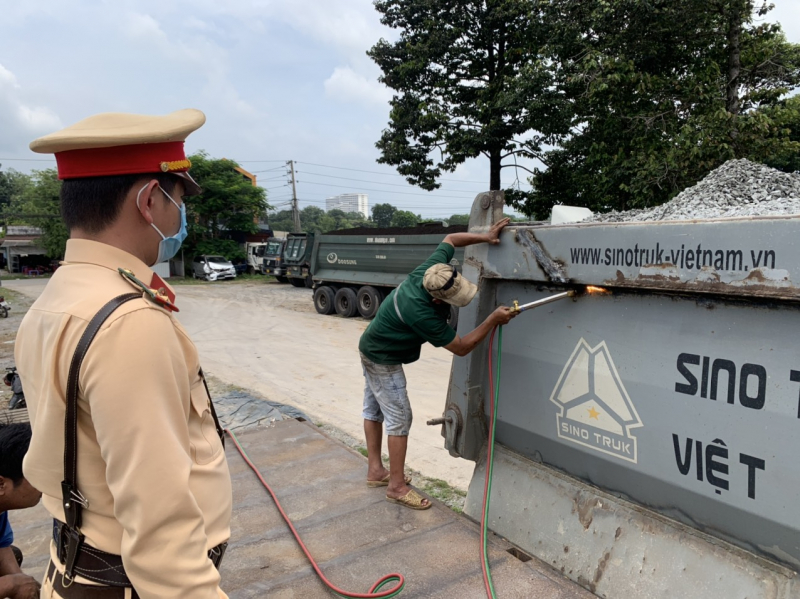 CSGT Bình Dương buộc nhiều xe ben cắt tại chỗ phần thùng xe tự cơi nới -0