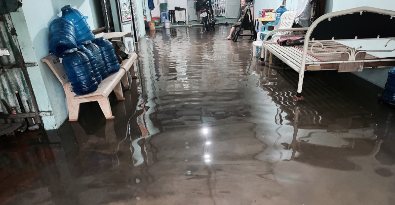 Mưa lớn kèm lốc xoáy khiến nhiều nhà dân ở châu thổ Cửu Long bị sập, tốc mái -0