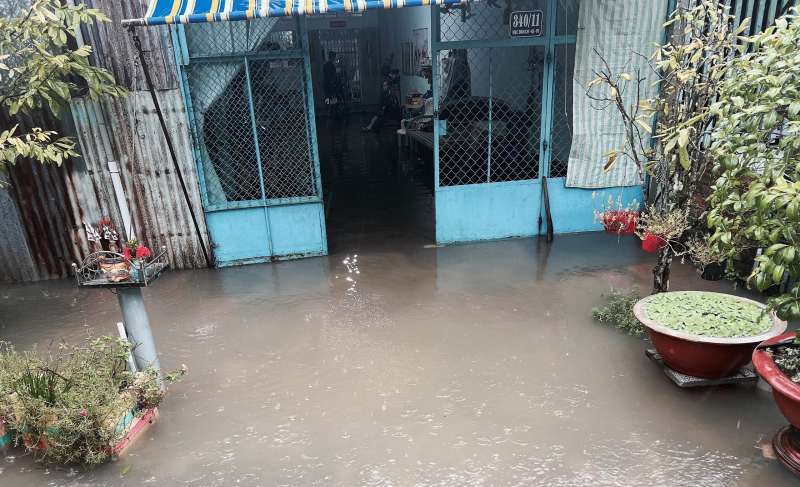 Mưa lớn kèm lốc xoáy khiến nhiều nhà dân ở châu thổ Cửu Long bị sập, tốc mái -1