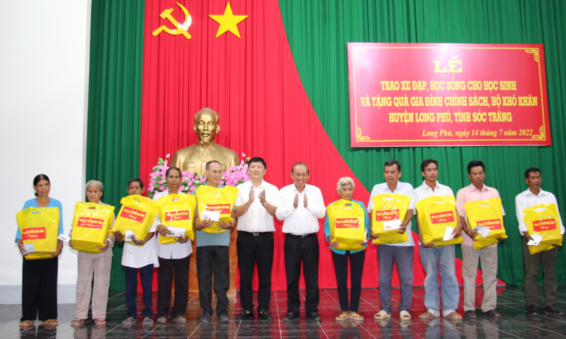 Nguyên Phó Thủ tướng Trương Hòa Bình trao quà tại Trà Vinh và Sóc Trăng -0