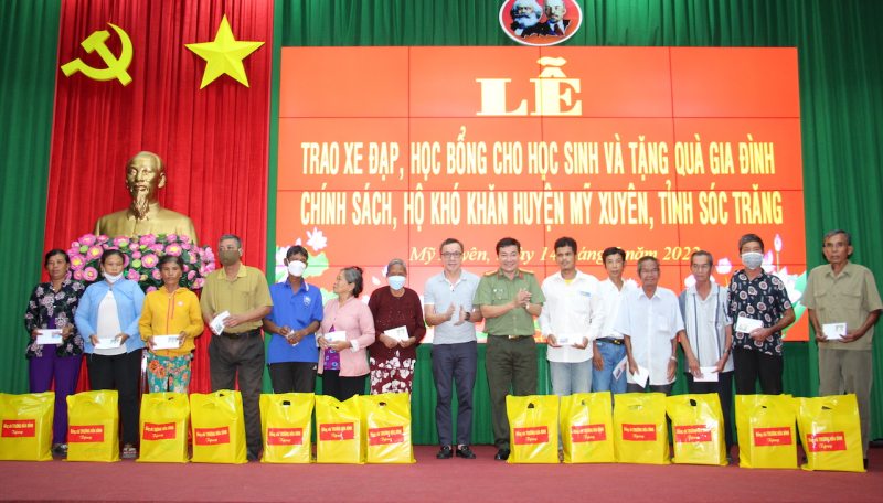 Nguyên Phó Thủ tướng Trương Hòa Bình trao quà tại Trà Vinh và Sóc Trăng -0