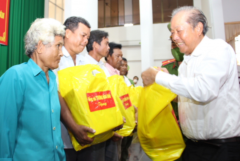 Nguyên Phó Thủ tướng Trương Hòa Bình trao quà tại Trà Vinh và Sóc Trăng -0