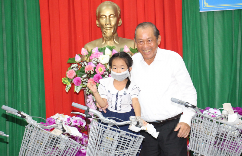 Nguyên Phó Thủ tướng Trương Hòa Bình trao quà tại Trà Vinh và Sóc Trăng -0