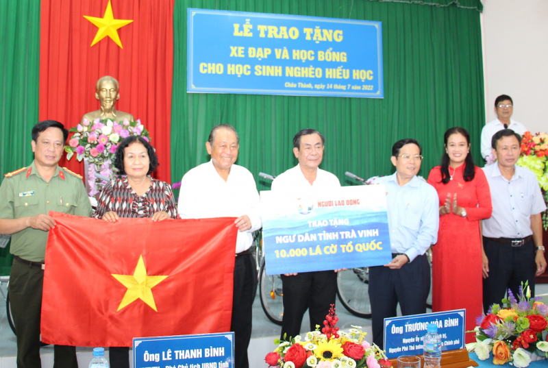 Nguyên Phó Thủ tướng Trương Hòa Bình trao quà tại Trà Vinh và Sóc Trăng -0