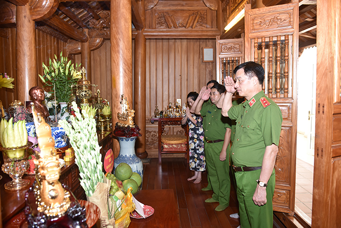 Dâng hương tưởng nhớ cố lãnh đạo Bộ Công an -1