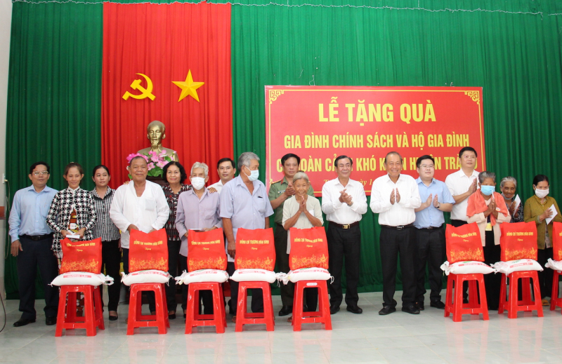 Nguyên Phó Thủ tướng Trương Hòa Bình trao quà tại Trà Vinh và Sóc Trăng -0