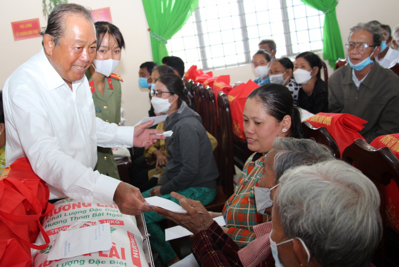 Nguyên Phó Thủ tướng Trương Hòa Bình trao quà tại Trà Vinh và Sóc Trăng -0