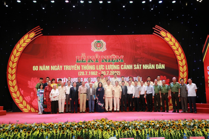 Vinh danh 60 gương điển hình tiên tiến lực lượng Cảnh sát Công an Thủ đô -0