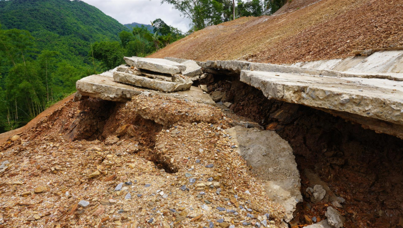 Dự án chống sạt lở gần 40 tỷ vừa làm xong đã hư hỏng -0