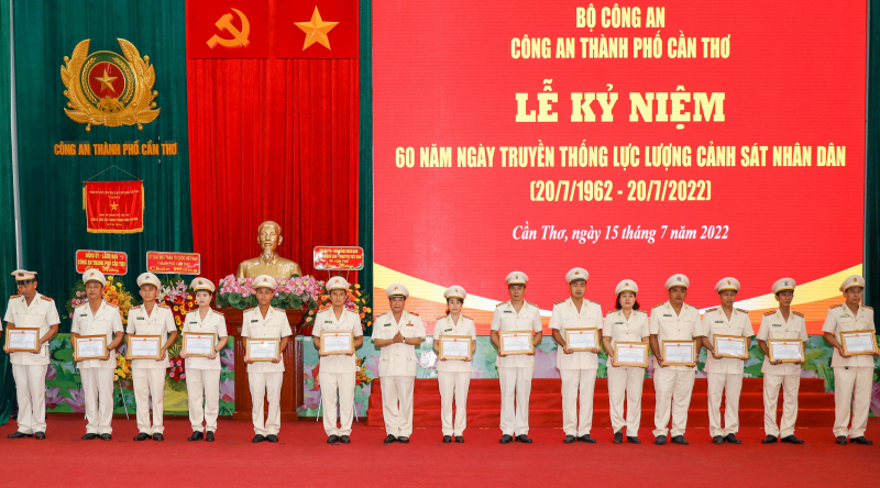 Công an các địa phương kỷ niệm 60 năm Ngày truyền thống lực lượng Cảnh sát nhân dân  -0