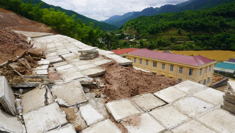 Dự án chống sạt lở gần 40 tỷ vừa làm xong đã hư hỏng -0