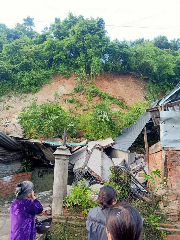 Sạt lở đất khiến 4 người trong một gia đình bị thương -0