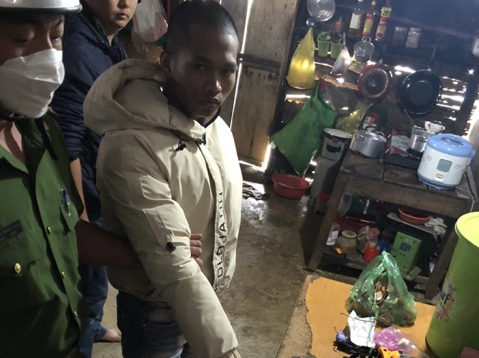 Dùng dao chém người, cướp xe máy đem về nhà giấu -0