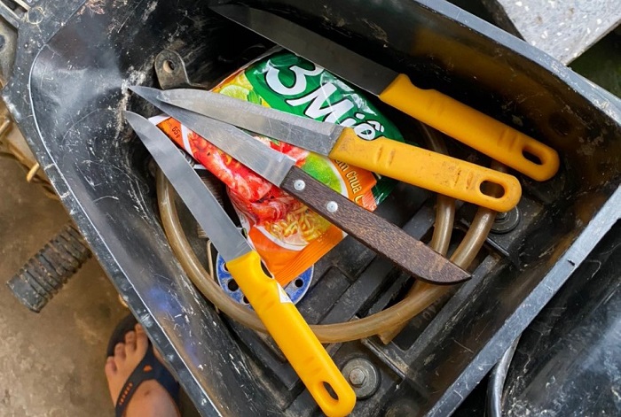 Dùng dao chém người, cướp xe máy đem về nhà giấu -0