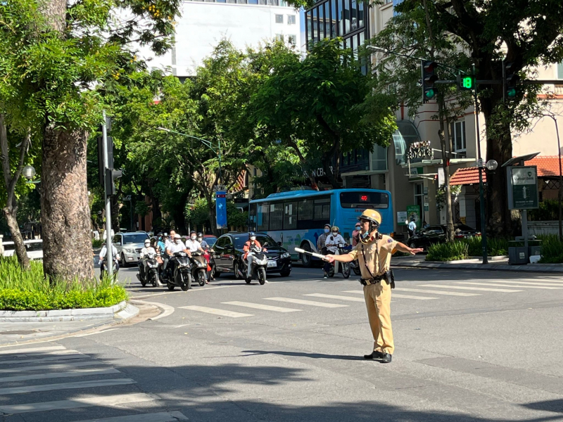 CSGT Hà Nội tổ chức phân luồng 2 chiều trên phố Quang Trung -0