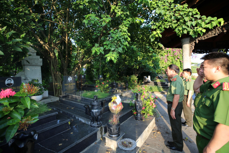 Dâng hương, tri ân công lao to lớn của các đồng chí cố lãnh đạo Bộ Công an  -0