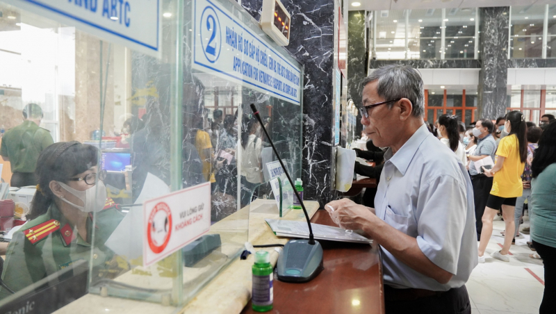 Tăng cường làm cả ngày nghỉ để cấp hộ chiếu phổ thông mẫu mới -0