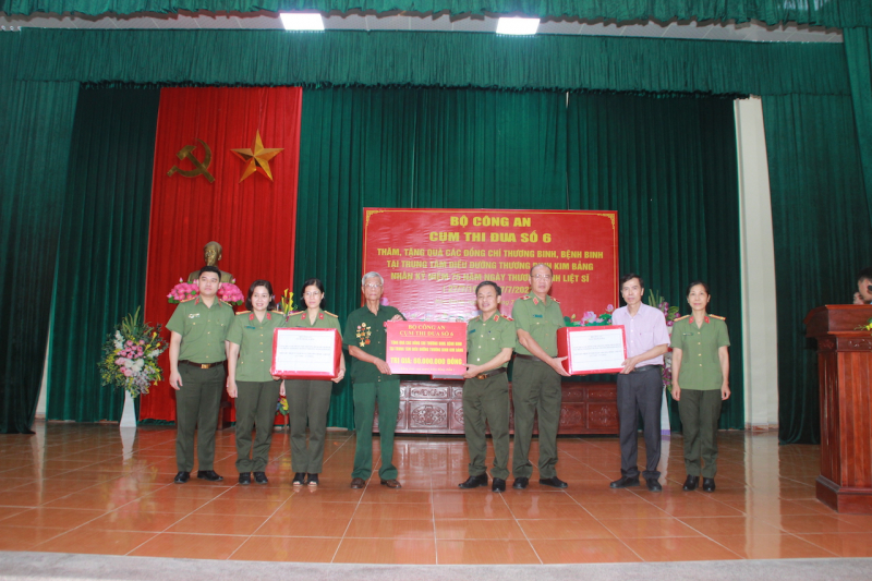 Cụm thi đua số 6 thăm, tặng quà các thương, bệnh binh tại Trung tâm Điều dưỡng Thương binh Kim Bảng -0