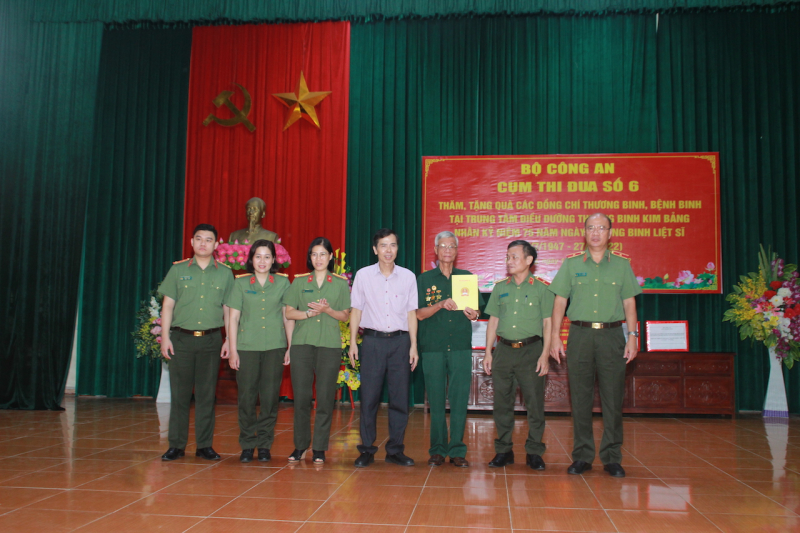 Cụm thi đua số 6 thăm, tặng quà các thương, bệnh binh tại Trung tâm Điều dưỡng Thương binh Kim Bảng -0