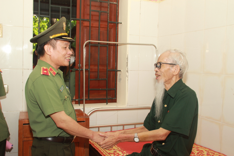 Cụm thi đua số 6 thăm, tặng quà các thương, bệnh binh tại Trung tâm Điều dưỡng Thương binh Kim Bảng -0