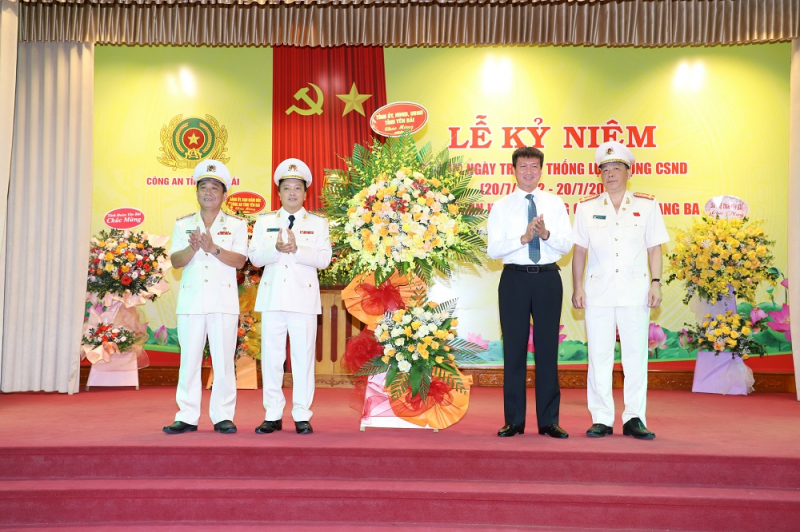 Công an tỉnh Yên Bái đón nhận Huân chương Chiến công hạng Ba -0