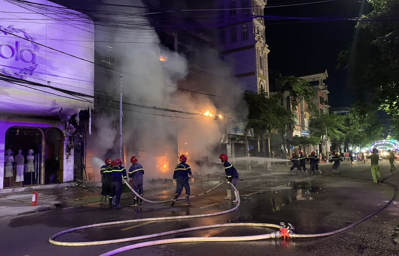 Hai căn nhà liền kề bốc cháy dữ dội trong đêm -0