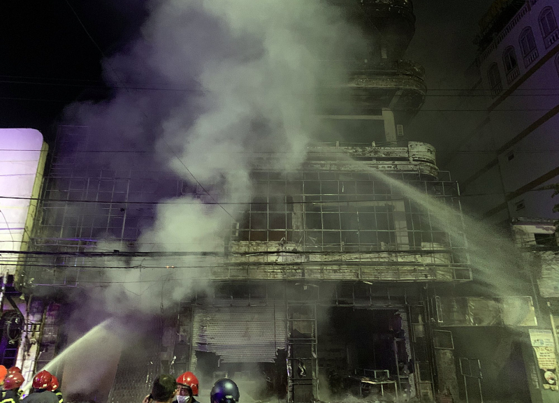 Hai căn nhà liền kề bốc cháy dữ dội trong đêm -0