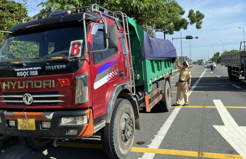 CSGT Quảng Nam quyết liệt xử lý vi phạm nồng độ cồn, chở quá tải -0