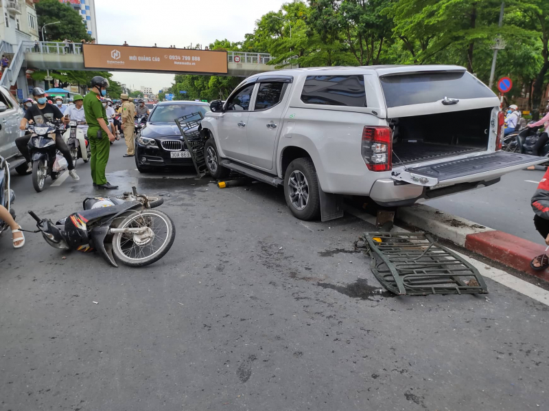 Bán tải cày nát dải phân cách, tông liên tiếp ô tô và xe máy trên phố -0