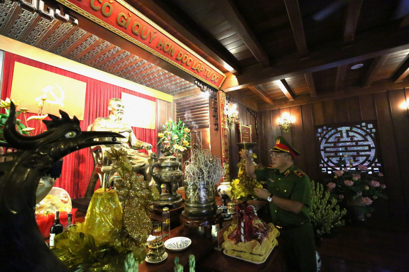 Lãnh đạo Bộ Công an dâng hương tưởng niệm Chủ tịch Hồ Chí Minh -0