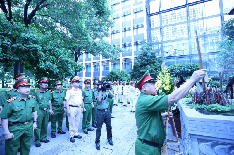 Lãnh đạo Bộ Công an dâng hương tưởng niệm Chủ tịch Hồ Chí Minh -0