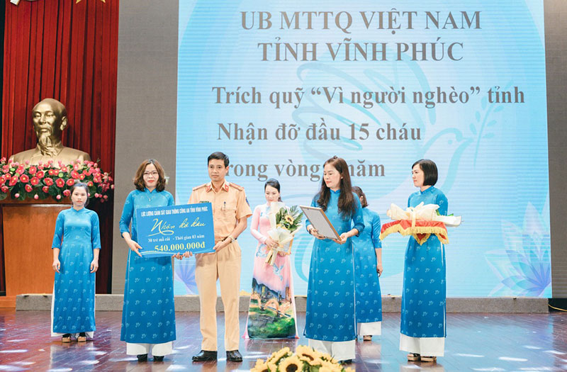 Vĩnh Phúc: Hình ảnh về những chiến sĩ áo vàng đẹp mãi trong lòng dân -0